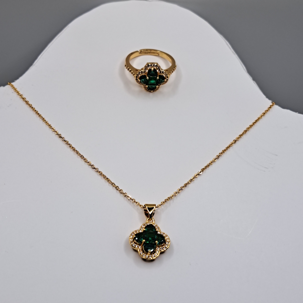 Elegant Gold and Jade Clover Jewelry Set